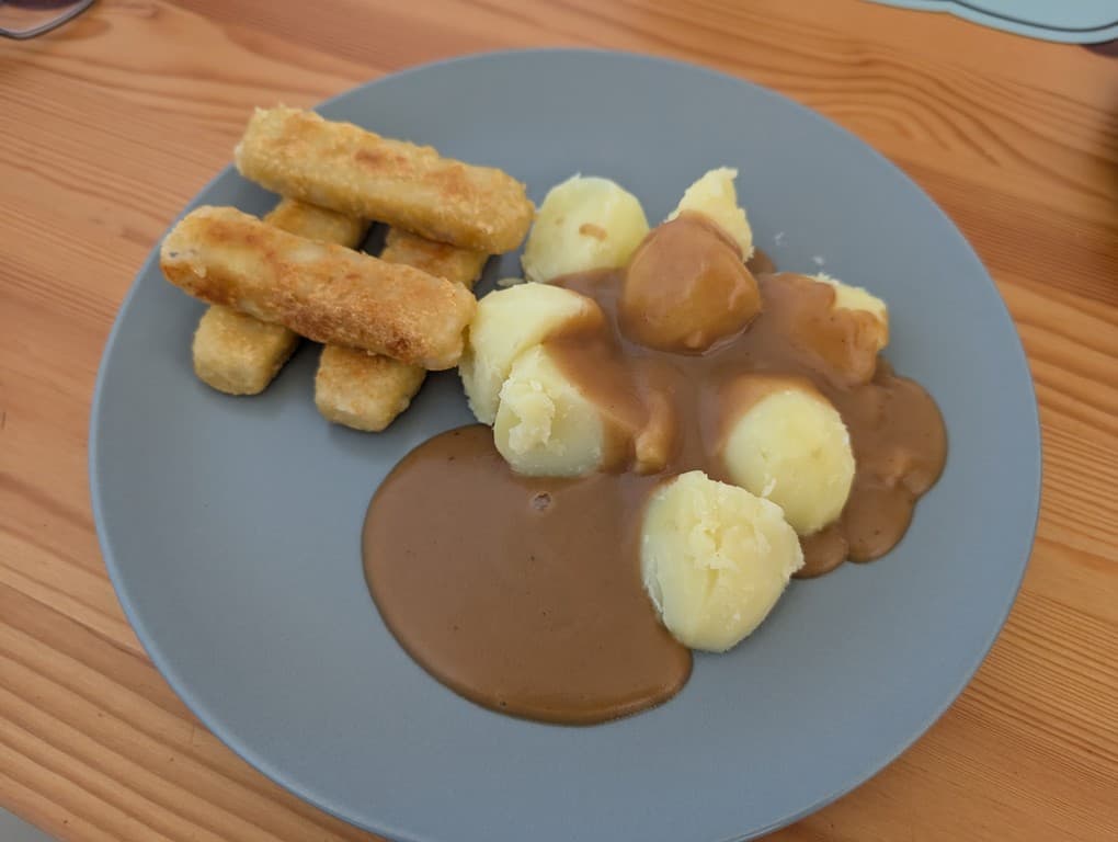 Fisch mit Einbrennersoße und Salzkartoffeln